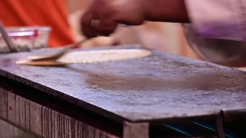 Cinematic shot of live Dosa making process at a traditional Indian marriage Vídeo Stock 346389474
