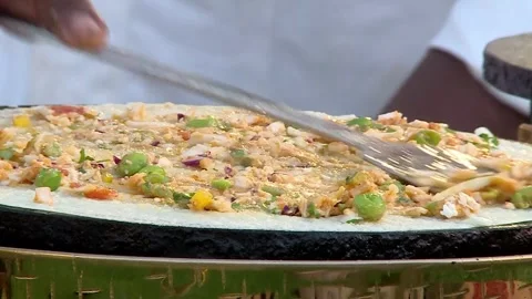 Cinematic shot of live Dosa making process at a traditional Indian marriage Vídeo Stock 346389499