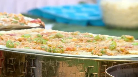 Cinematic shot of live Dosa making process at a traditional Indian marriage Vídeo Stock 346389500