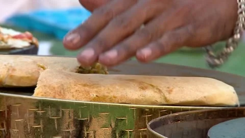 Cinematic shot of live Dosa making process at a traditional Indian marriage Vídeo Stock 346389503