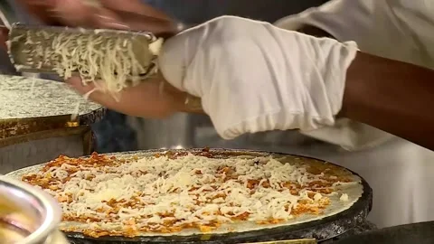 Cinematic shot of live Dosa making process at a traditional Indian marriage Vídeo Stock 346389530