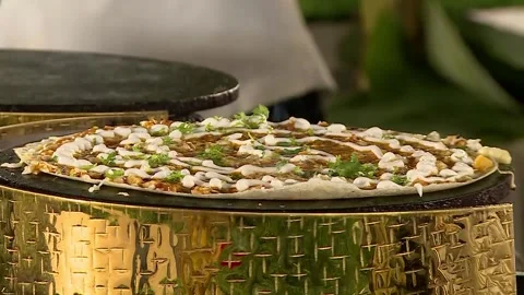 Cinematic shot of live Dosa making process at a traditional Indian marriage Vídeo Stock 346389543