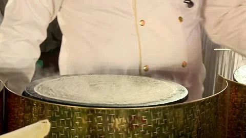 Cinematic shot of live Dosa making process at a traditional Indian marriage Vídeo Stock 346389551