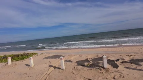 Cinematic side motion view of peaceful sea water from moving vehicle Vídeos de archivo 341758991