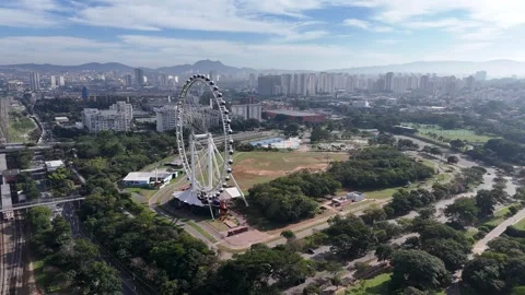 Cinematic slow forward drone flight approaching the Ferris wheel at Villa-Lobos Vídeo Stock 339101464