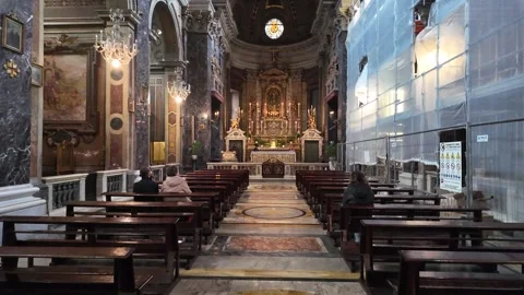 Cinematic Slow Motion Tracking Shot Of Golden Baroque Interior In Rome Church 库存影片 333263443