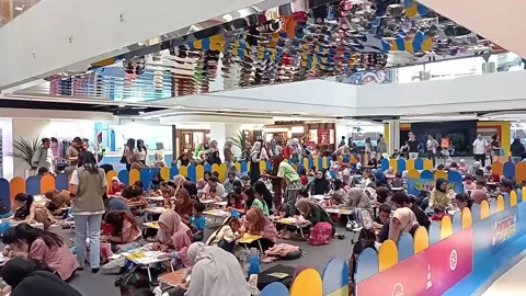 Cinematic slow pan shot of a crowded kids coloring contest at a mall atrium Stock Footage 337531224