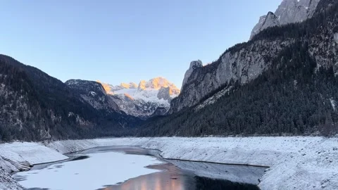 Cinematic sunset over Alpine lake in winter mountains. Stock-Footage 334677124