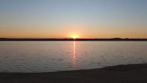 Cinematic sunset view over the dark sandy shores and water of the Parana River 스톡 동영상 322089454