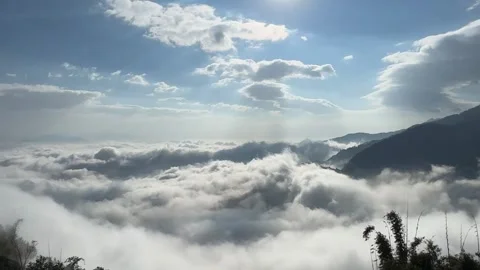 Cinematic Time-lapse Fast Moving Sea of Clouds Over Majestic Mountain Range Vídeos de archivo 328287019