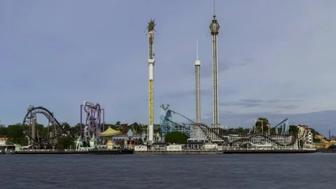 Cinematic time-lapse of Gröna Lund Amusement Park on busy day Stockbeeldmateriaal 335391238