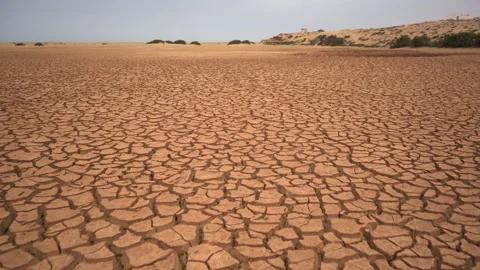 Cinematic Tracking Shot Over Vast Cracked Parched Earth Vídeos de archivo 334830270