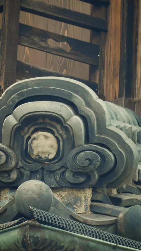 Cinematic vertical close-up pan shot of traditional Japanese ceramic roof Vidéo 345501836