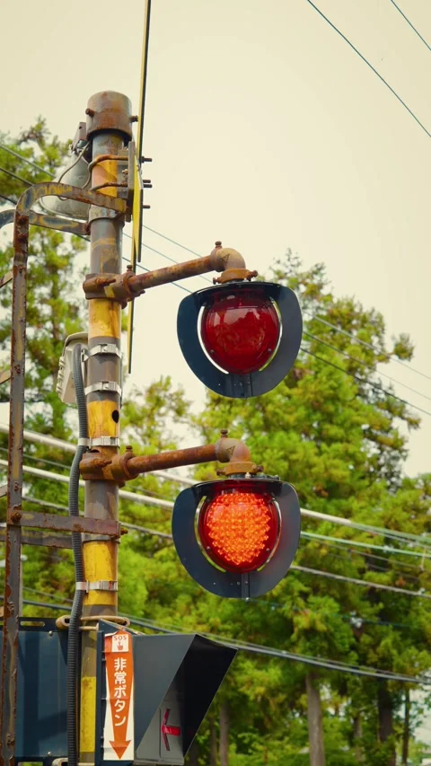 Cinematic vertical close-up of rustic vintage Japanese railway crossing Vidéo 345510819