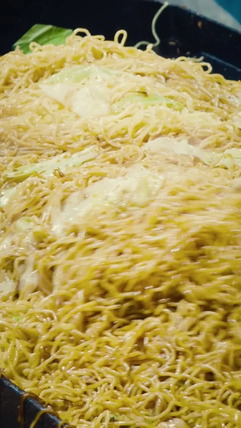 Cinematic vertical close-up shot of cooking traditional Japanese yakisoba Vidéo 345421477