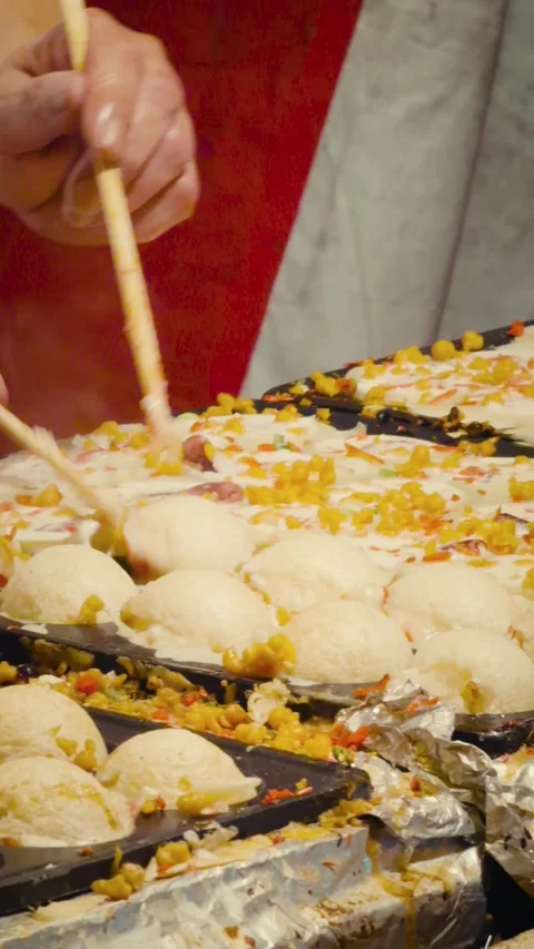 Cinematic vertical close-up shot of cooking traditional Japanese takoyaki Vidéo 345421962