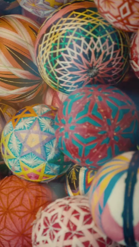 Cinematic vertical close-up of vibrant handcrafted Japanese temari Vidéo 345516903