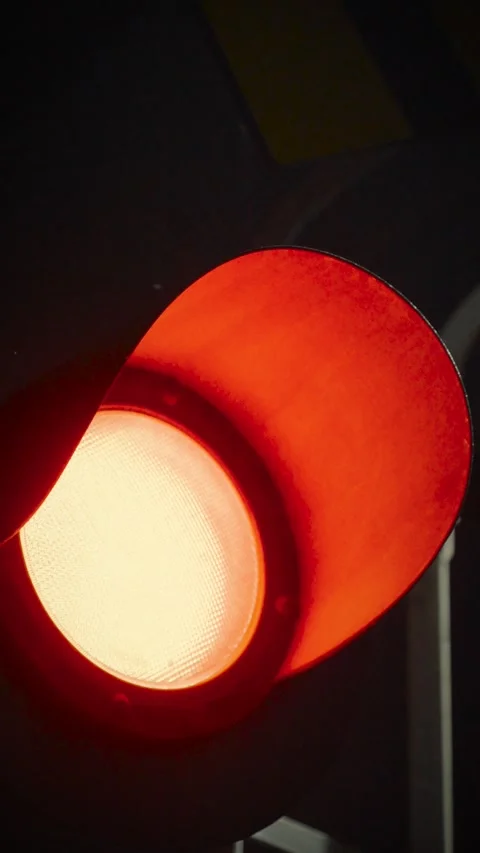 Cinematic vertical extreme close-up of a red warning light turning on Vidéo 345699786