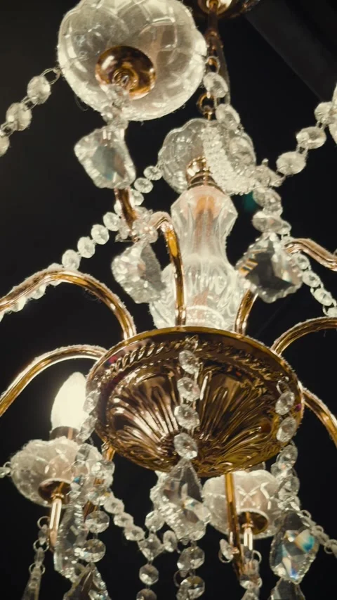 Cinematic vertical low angle shot of a luxurious crystal chandelier Vidéo 345488520