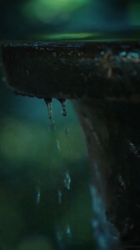 Cinematic vertical macro view of clear water droplets dripping down Vidéo 345700400