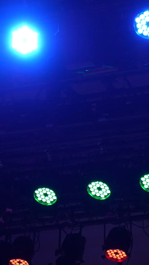 Cinematic vertical view of dynamic colorful LED stage lights flashing Vidéo 345700646