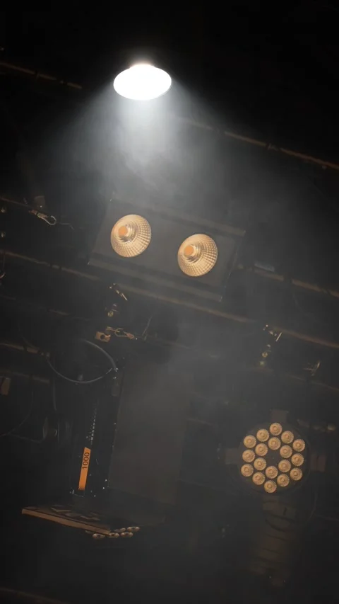 Cinematic vertical view of professional stage lighting on a truss Vidéo 345704071