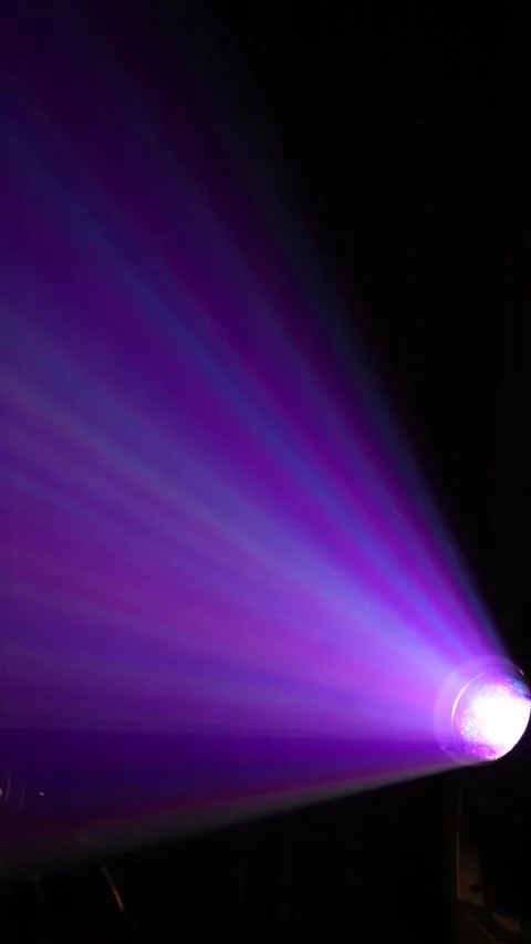 Cinematic vertical view of a professional stage spotlight emitting vibrant purpl Vidéo 345705818