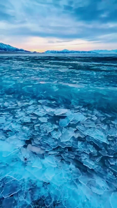 Cinematic view of broken ice floes moving on frozen lake surface during win.. Stock-Footage 333955042