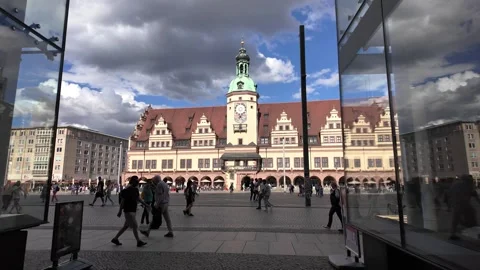 Cinematic view of Leipzig Old Town Hall framed by glass reflections 库存影片 338150963