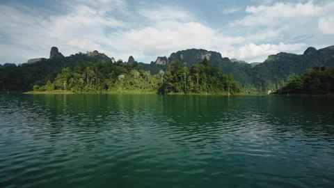 Cinematic View of Lush Green Rainforest Coastline and Distant Limestone Peaks Vídeo Stock 334680296