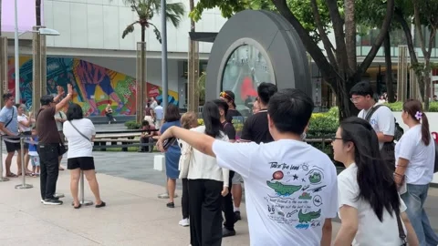 Cinematic View of People Visiting a Modern Urban Park in BGC Видео 339206271