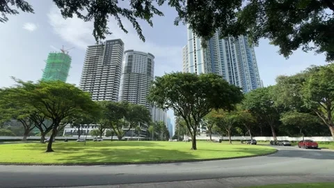 Cinematic View of a Roundabout in BGC 4k 60fps 스톡 동영상 339207234