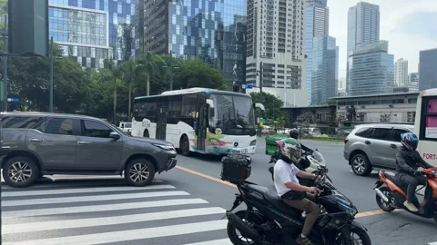 Cinematic View of a Street Intersection in BGC 4k 60fps Vídeos de archivo 339206963