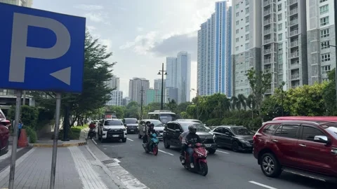 Cinematic View of Traffic in BGC 4k 60fps Vídeo Stock 339207829