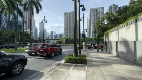 Cinematic View of Traffic in a Modern BGC Street 4k 60fps Stockbeeldmateriaal 339206861