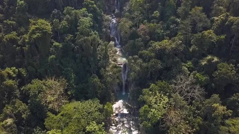 Cinematic view of waterfall landscape. Flying over the beautiful forest trees. 스톡 동영상 102265982