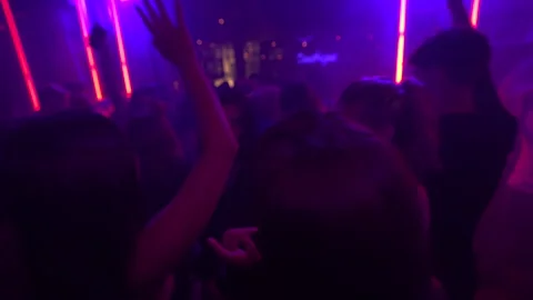 Cinematic Wide-Angle Crowded Neon Nightclub Dance Floor 4K Vídeos de archivo 329225827