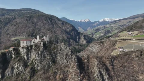 Cinematic Wide Pull-Away Drone Shot of Säben Abbey and Eisack Valley Vídeo Stock 335356200