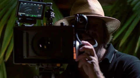 Cinematographer (camera operator) working with a cinema camera at night Vidéo 100159162