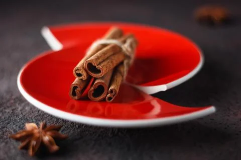 Cinnamon and anise on a red split plate. Foto stock