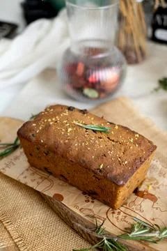 Cinnamon bread loaf set on cafe table. Foto stock