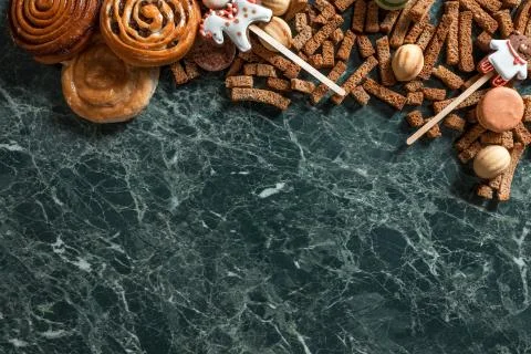 Cinnamon bun, cookie, walnut, rye crackers, macarons view from above on marble Foto stock