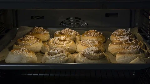 Cinnamon buns time-lapse of baking Vidéo 81638380