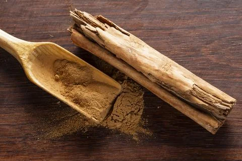 Cinnamon chips and powder on rustic wood Foto stock