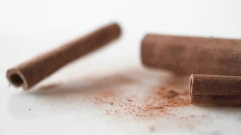 Cinnamon sticks falling. Slow Motion. Vidéo 79476555