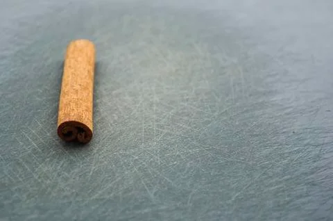 Cinnamon sticks lying on the table in the kitchen. Seasoning for Foto stock