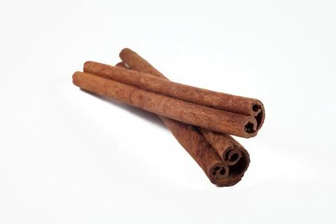 Cinnamon sticks on a white background, isolate, selective focus. Foto stock
