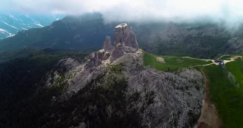 Cinque Torri, a small rock formation in Italy, in the middle of the clouds. Beau Stock Footage 139762588
