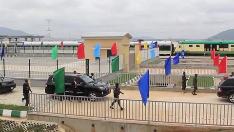 Circa June 2016 - Secret Service Agents escort the car of Muhammadu Buhari-Pr Vídeos de archivo 75897828