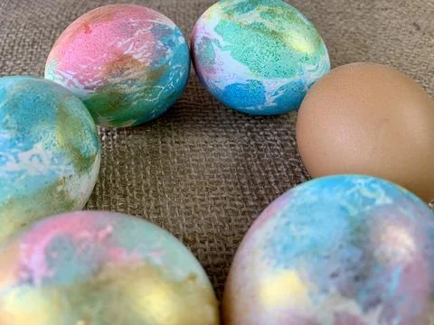 A circle of beautifully decorated eggs features vibrant colors and patterns, all Foto stock